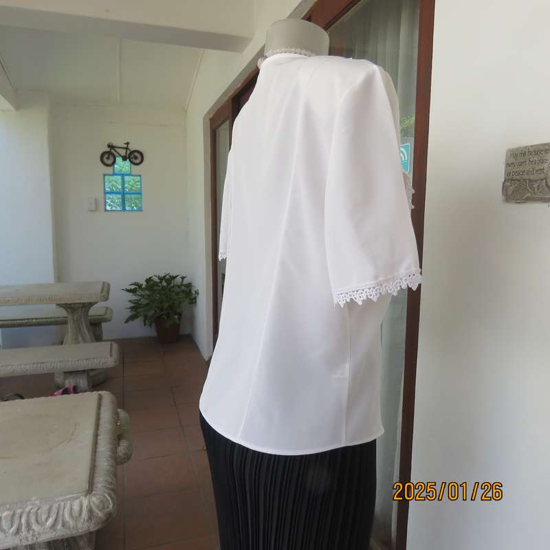 WOOLWORTHS white tailored short sleeve 100% polyester top with pretty lace decorated collar.Size 40
