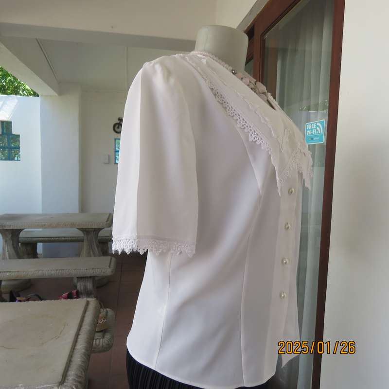 WOOLWORTHS white tailored short sleeve 100% polyester top with pretty lace decorated collar.Size 40
