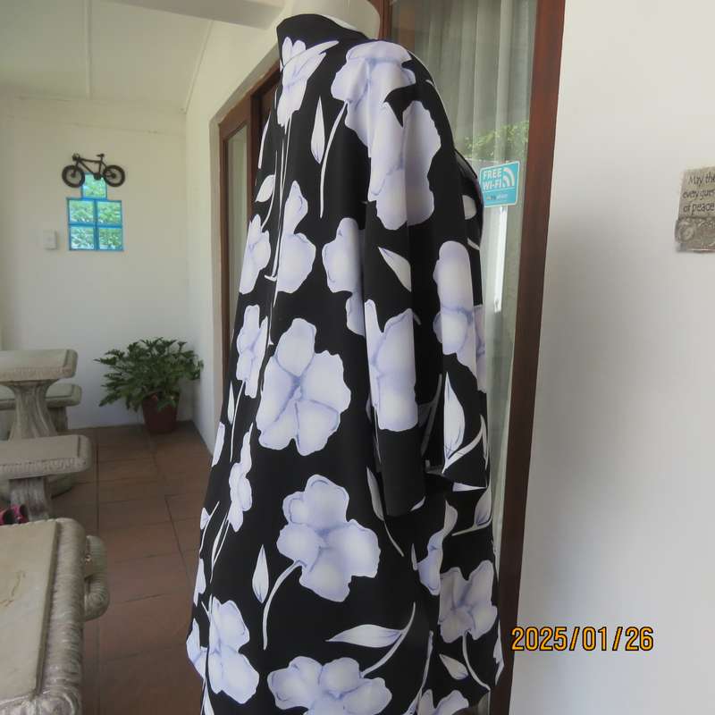 PARK AVENUE  short sleeve top-jacket. Black with very pale lilac flowers. Size 44.One button closure