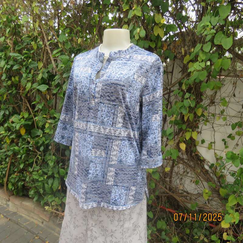 Slip over polyester stretch pattern blocked top in shades of blue-white-grey. High neck. Size 36