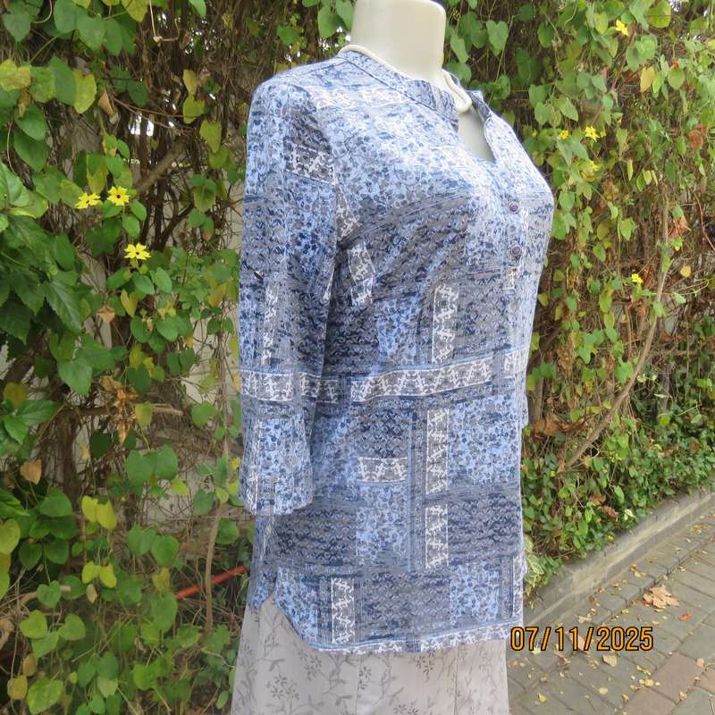 Slip over polyester stretch pattern blocked top in shades of blue-white-grey. High neck. Size 36