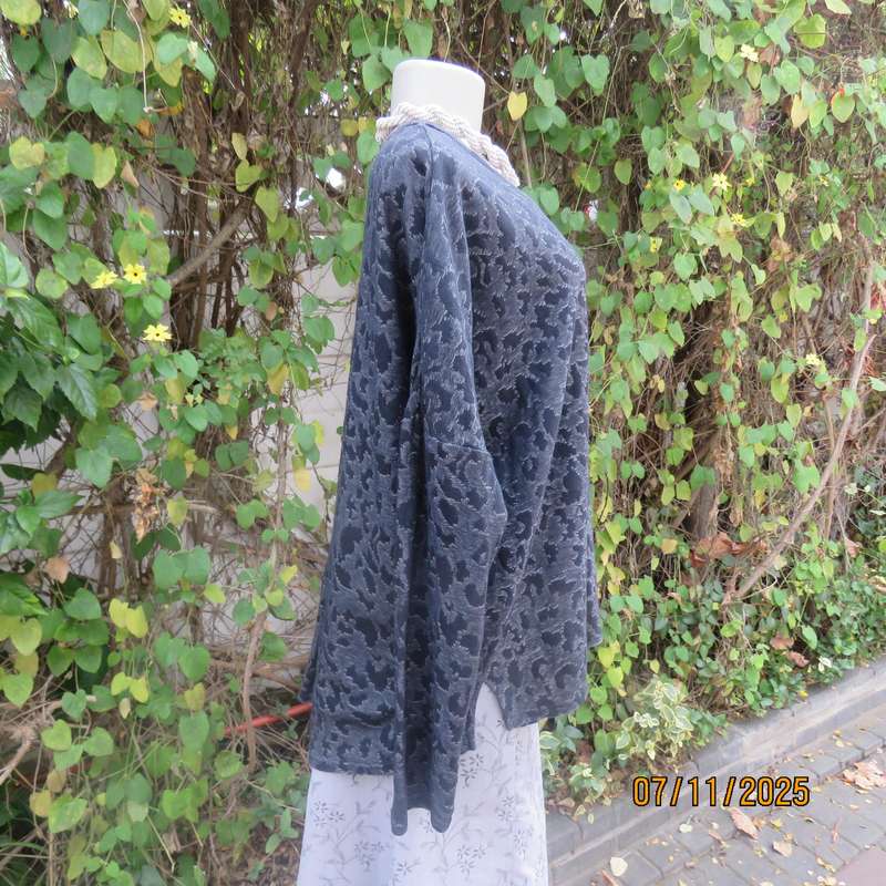 WOOLWORTHS grey-white mottled slip over top with black embossed designs. Size 40