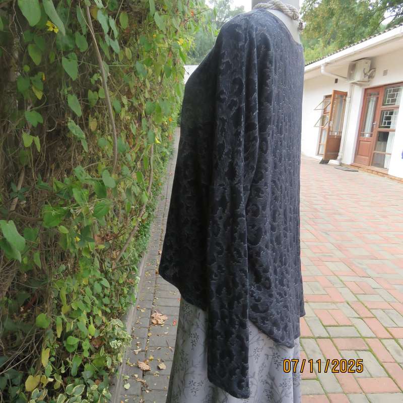 WOOLWORTHS grey-white mottled slip over top with black embossed designs. Size 40