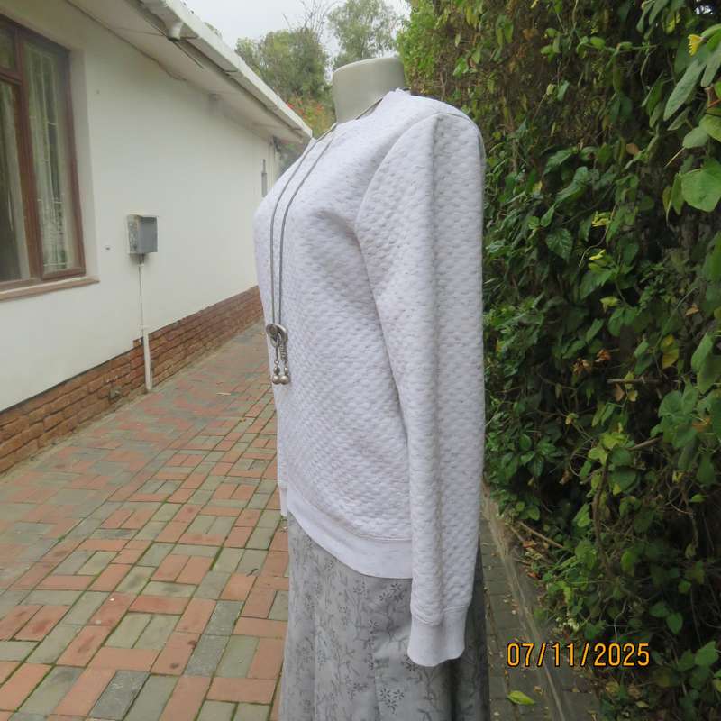 White-grey mottle slightly padded long sleeve slip over top size 38.