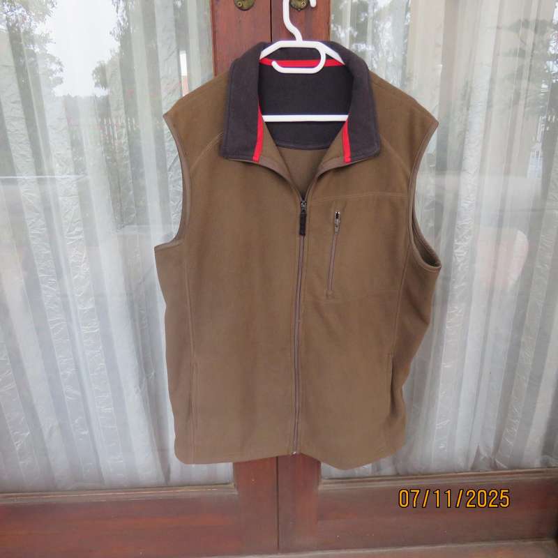 WOOLWORTHS medium brown brushed polyester zip-up waistcoat size X Large.
