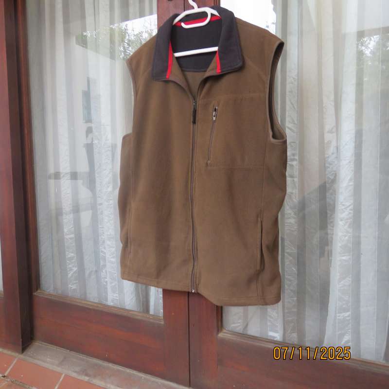 WOOLWORTHS medium brown brushed polyester zip-up waistcoat size X Large.