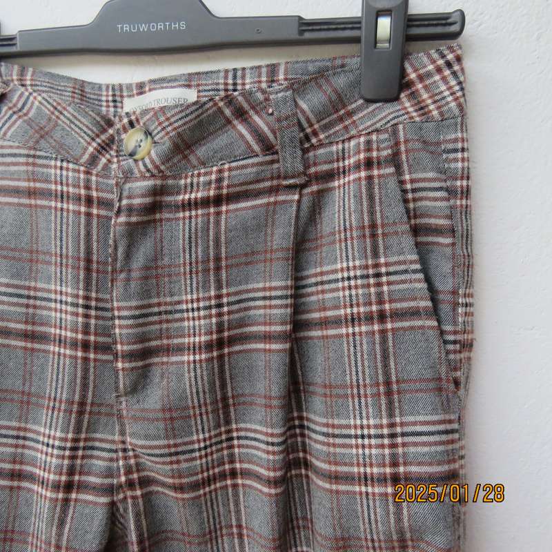 Oxford style checked men's pants by COTTON-ON size 32. Poly-viscose with little stretch. As new