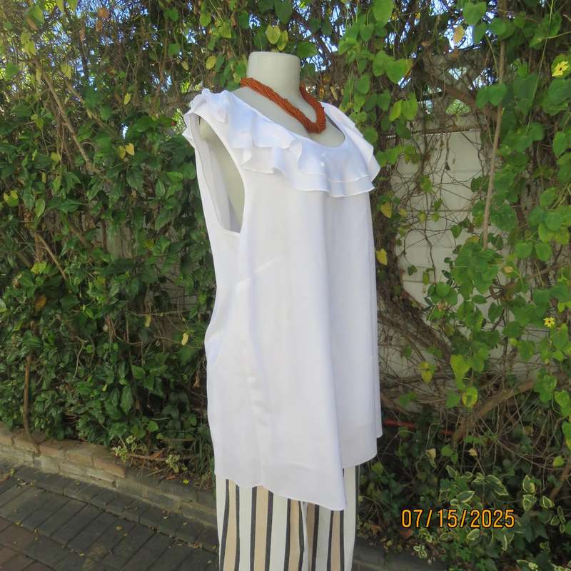 White long sleeveless slip over polyester-rayon top with double flare collar. Size 40