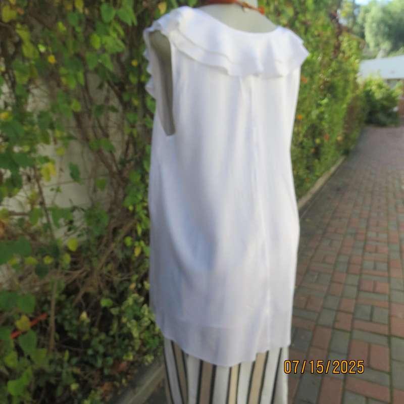 White long sleeveless slip over polyester-rayon top with double flare collar. Size 40