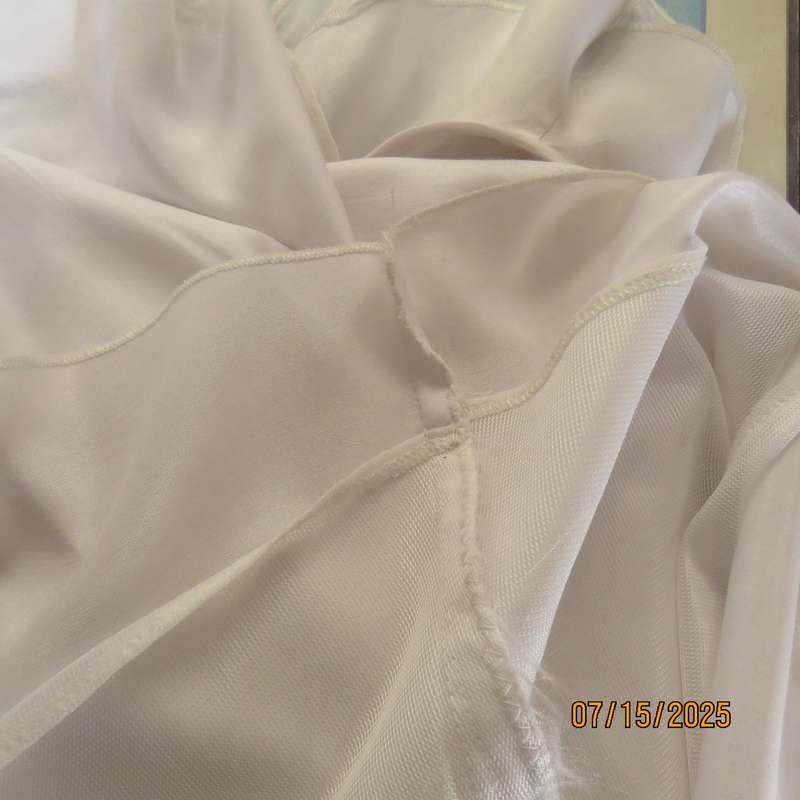 White long sleeveless slip over polyester-rayon top with double flare collar. Size 40