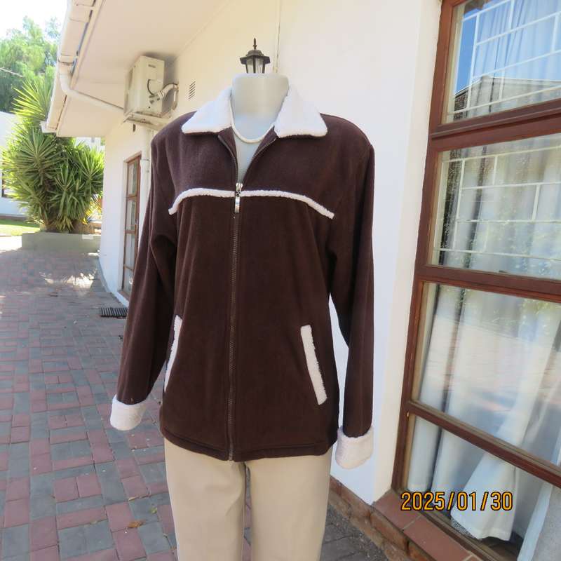 Chocolate brown zip up long sleeve jacket in brushed polyester size 34-36. Cream faux fur collar.