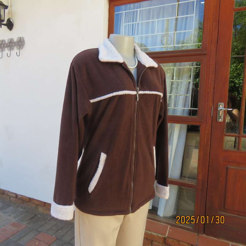Chocolate brown zip up long sleeve jacket in brushed polyester size 34-36. Cream faux fur collar.