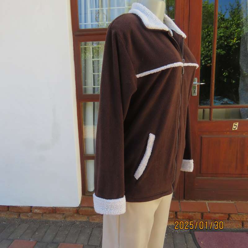 Chocolate brown zip up long sleeve jacket in brushed polyester size 34-36. Cream faux fur collar.