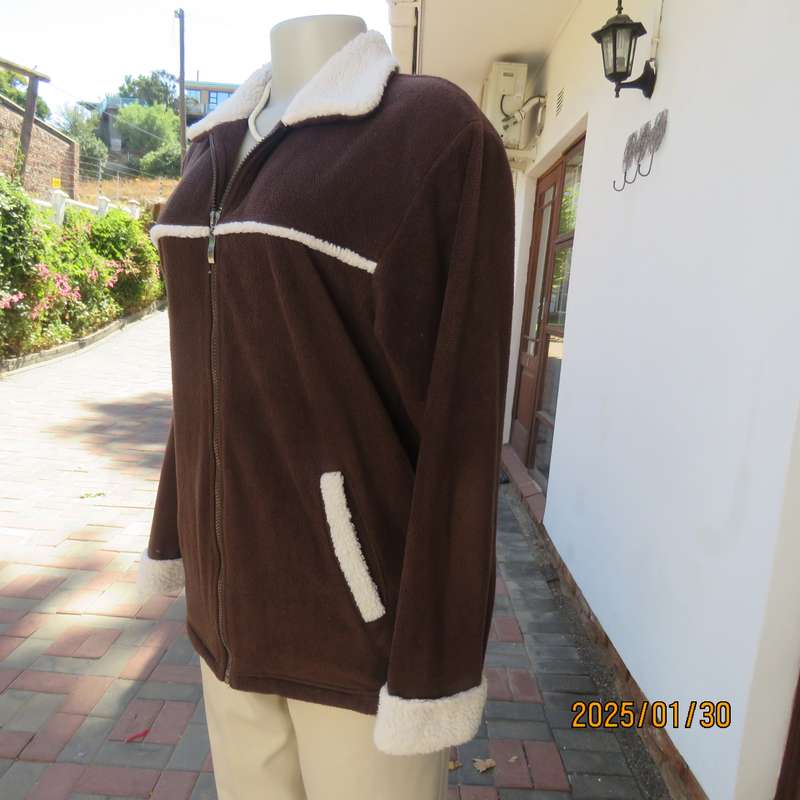 Chocolate brown zip up long sleeve jacket in brushed polyester size 34-36. Cream faux fur collar.