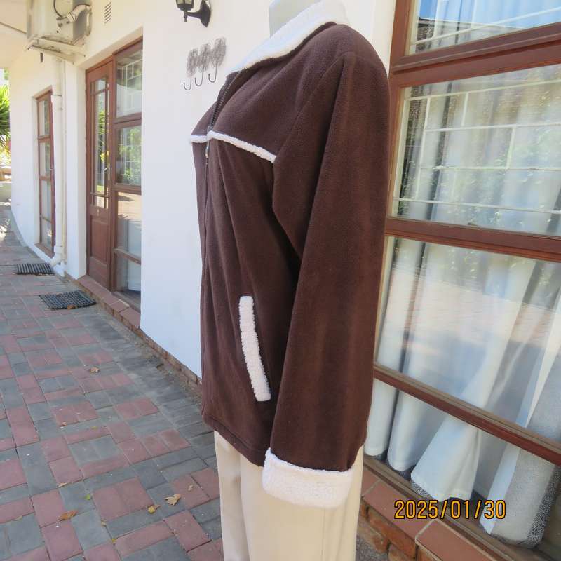 Chocolate brown zip up long sleeve jacket in brushed polyester size 34-36. Cream faux fur collar.