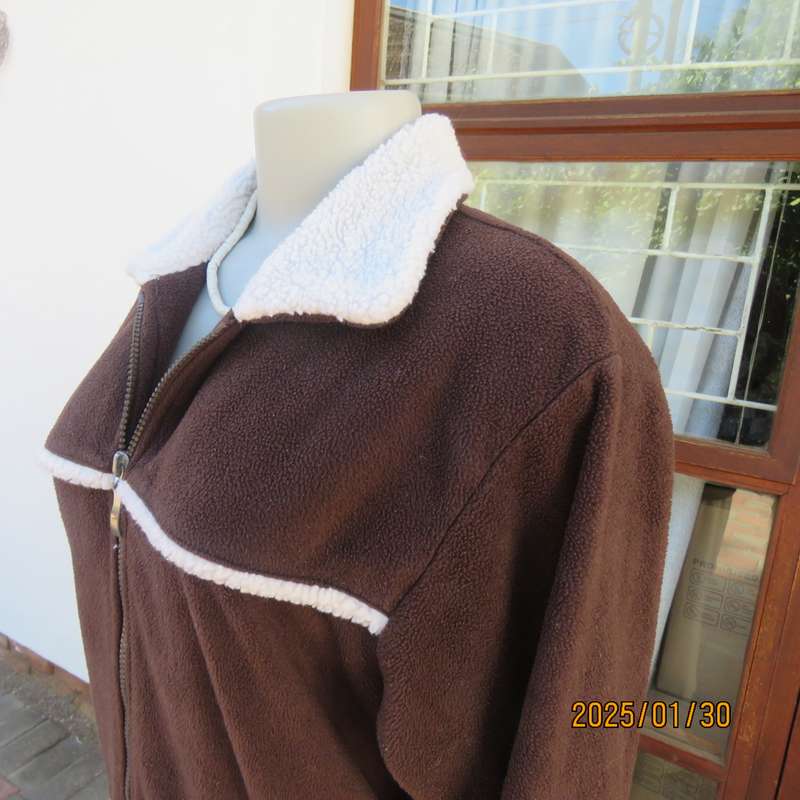 Chocolate brown zip up long sleeve jacket in brushed polyester size 34-36. Cream faux fur collar.