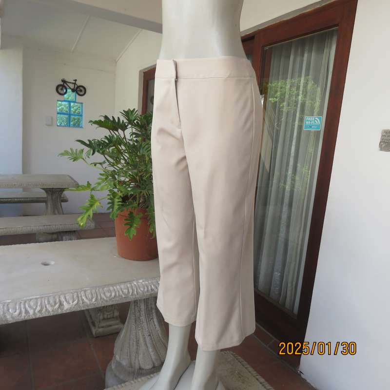 Fabulous rich cream cropped pants suitable for smart or casual wear. Size 36 by EXACT. No pockets.