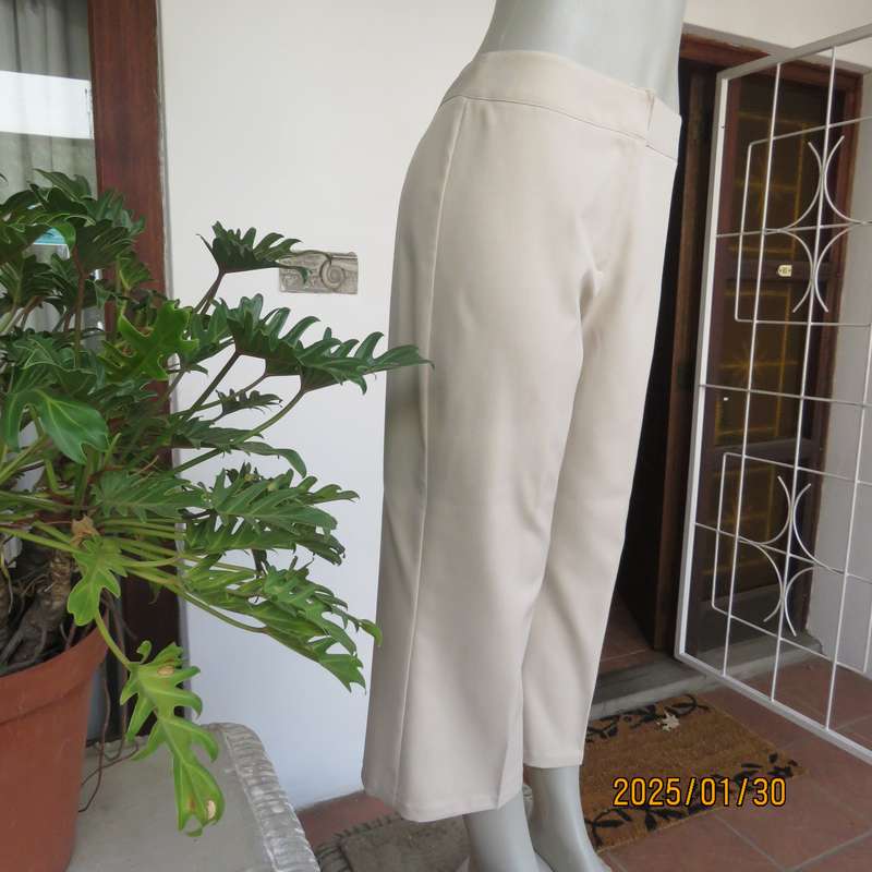 Fabulous rich cream cropped pants suitable for smart or casual wear. Size 36 by EXACT. No pockets.
