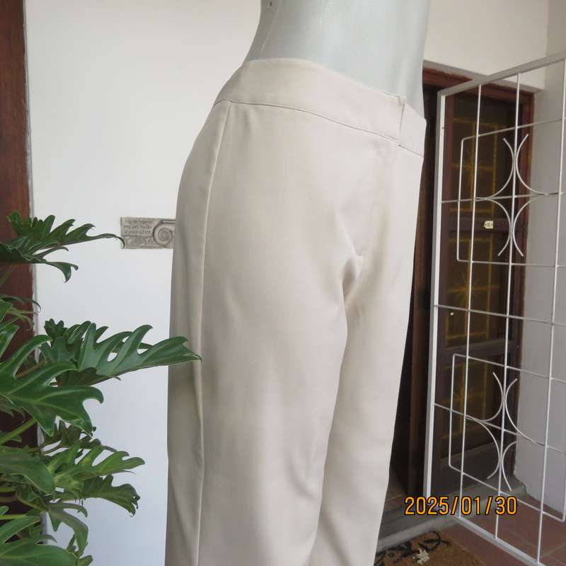 Fabulous rich cream cropped pants suitable for smart or casual wear. Size 36 by EXACT. No pockets.