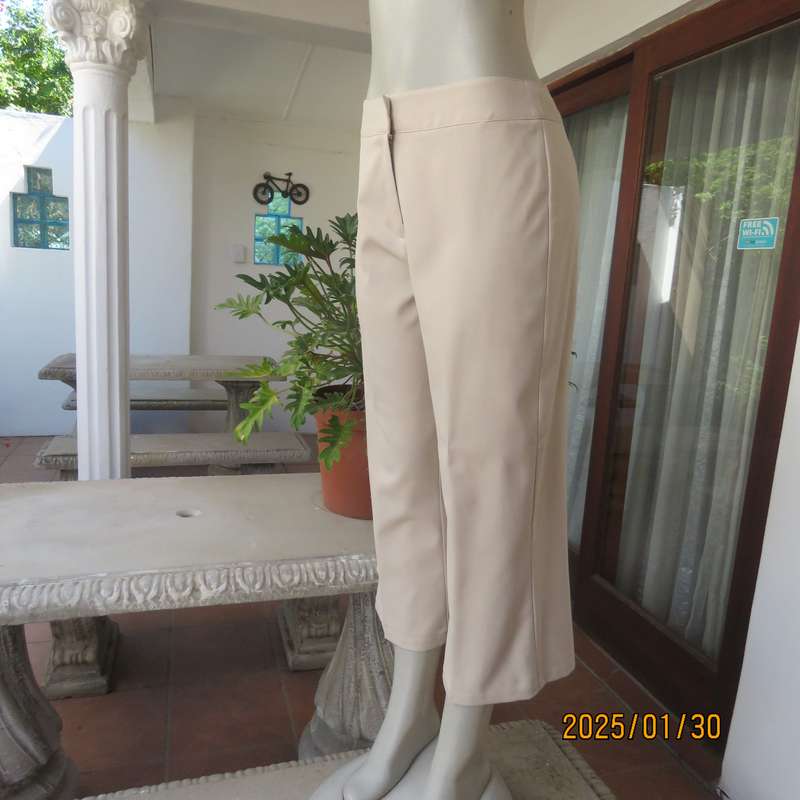 Fabulous rich cream cropped pants suitable for smart or casual wear. Size 36 by EXACT. No pockets.