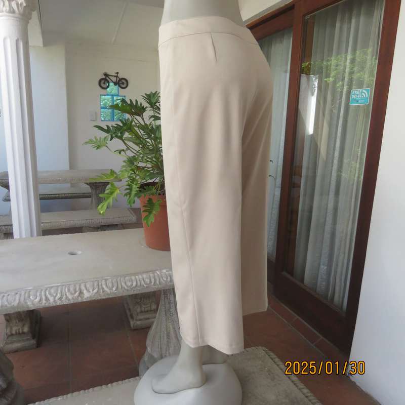Fabulous rich cream cropped pants suitable for smart or casual wear. Size 36 by EXACT. No pockets.