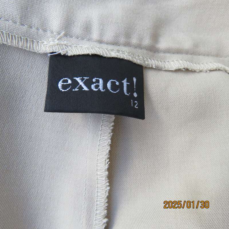 Fabulous rich cream cropped pants suitable for smart or casual wear. Size 36 by EXACT. No pockets.