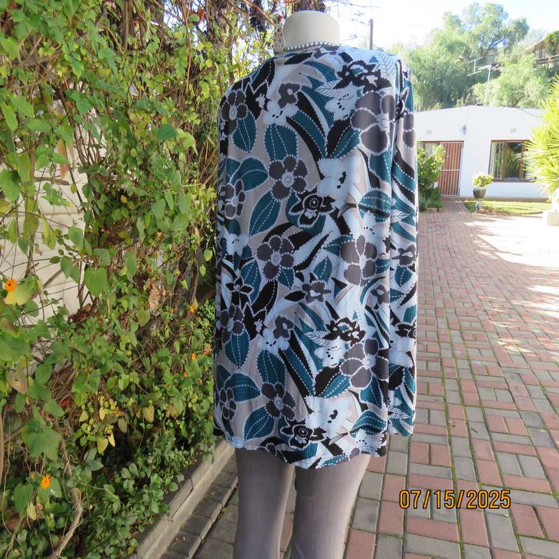 RENE TAYLOR long sleeve slip over low cowl neck top in jade-black-grey print. Size 46-48.