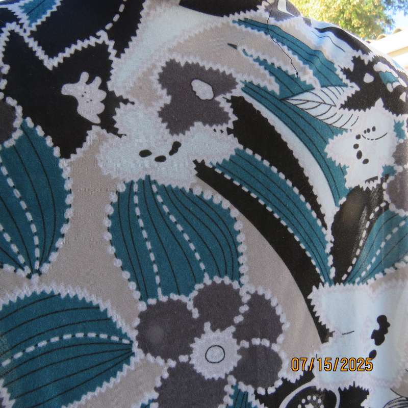 RENE TAYLOR long sleeve slip over low cowl neck top in jade-black-grey print. Size 46-48.