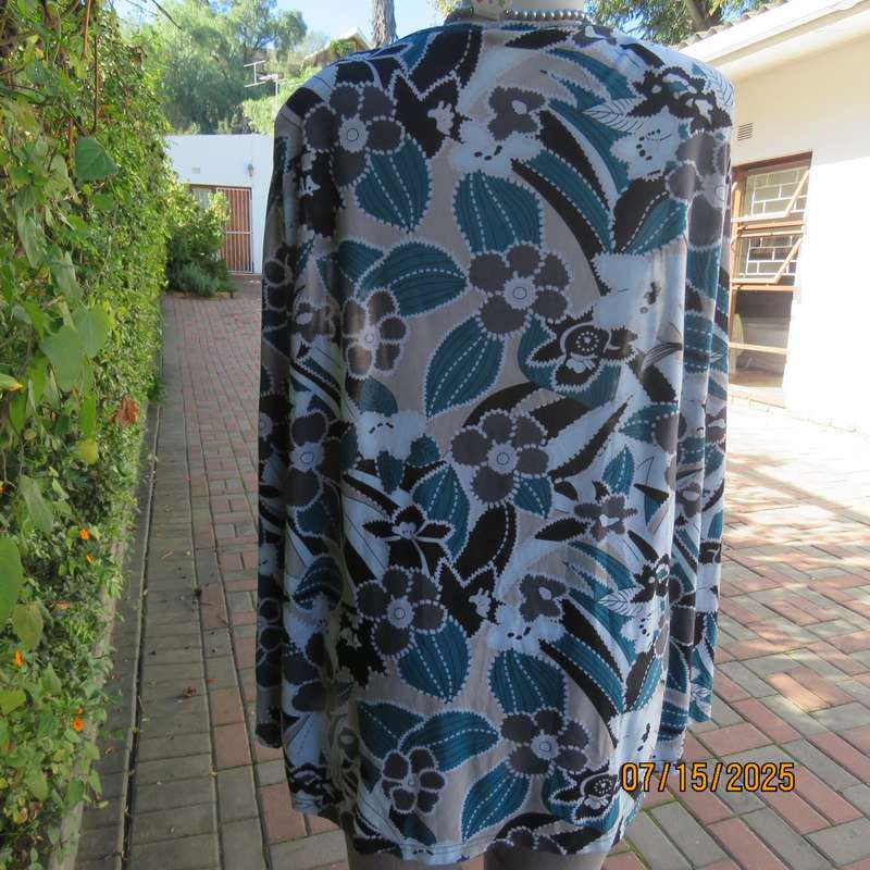 RENE TAYLOR long sleeve slip over low cowl neck top in jade-black-grey print. Size 46-48.