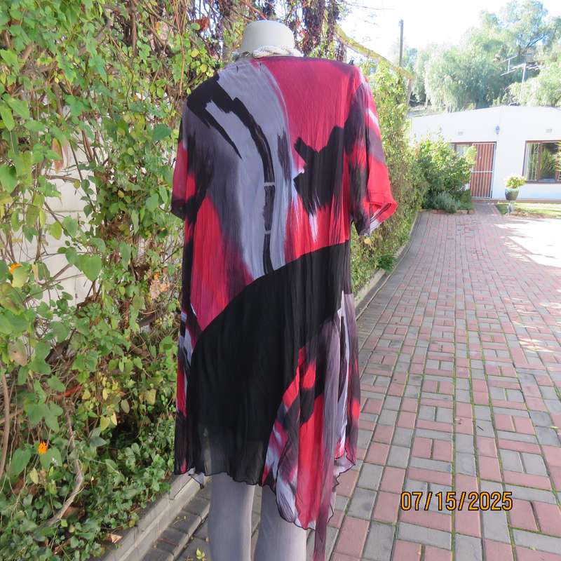 Red-black-grey graphic printed sheer creased polyester lined high-low top. Size 44-20