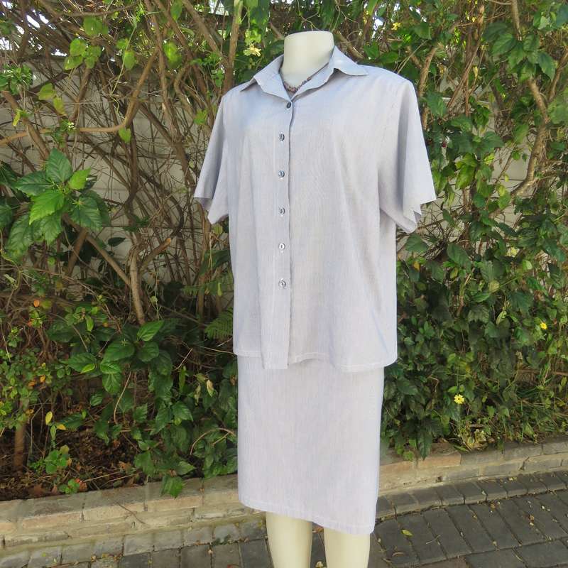 Classic navy/white striped 2 pc pencil skirt and short sleeve top outfit. In polycotton.Size 38.