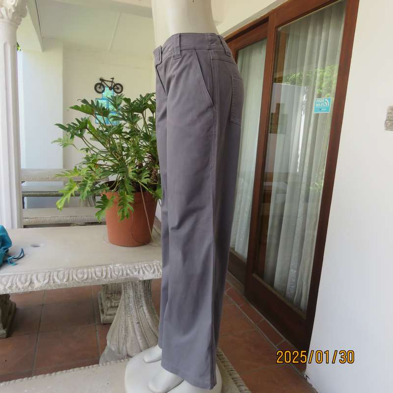 WOOLWORTHS dove grey cotton stretch straight legged-med. rise pants. Size 38. New condition.