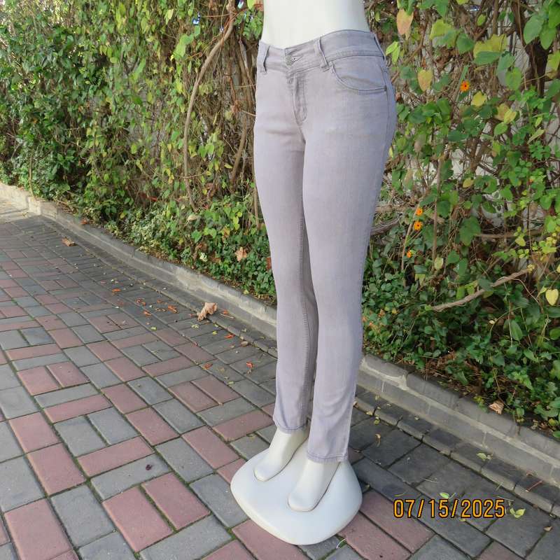 Light grey stretch polycotton skinny denim jeans. Size 32. Pockets back-front.