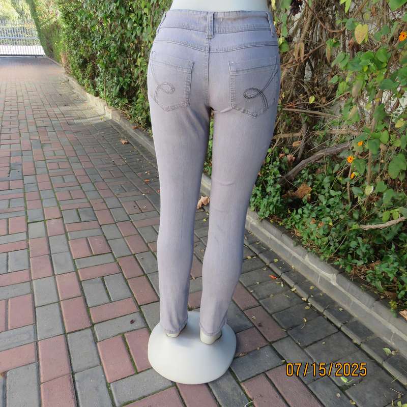 Light grey stretch polycotton skinny denim jeans. Size 32. Pockets back-front.