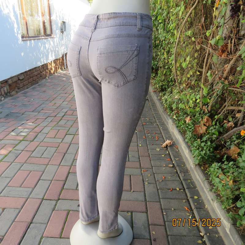 Light grey stretch polycotton skinny denim jeans. Size 32. Pockets back-front.