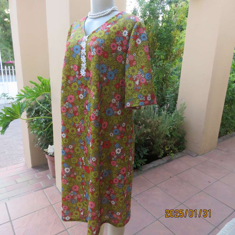 Vintage owner made cheerful floral shift dress in crimplene. Size 42. V neck. Very good cond.