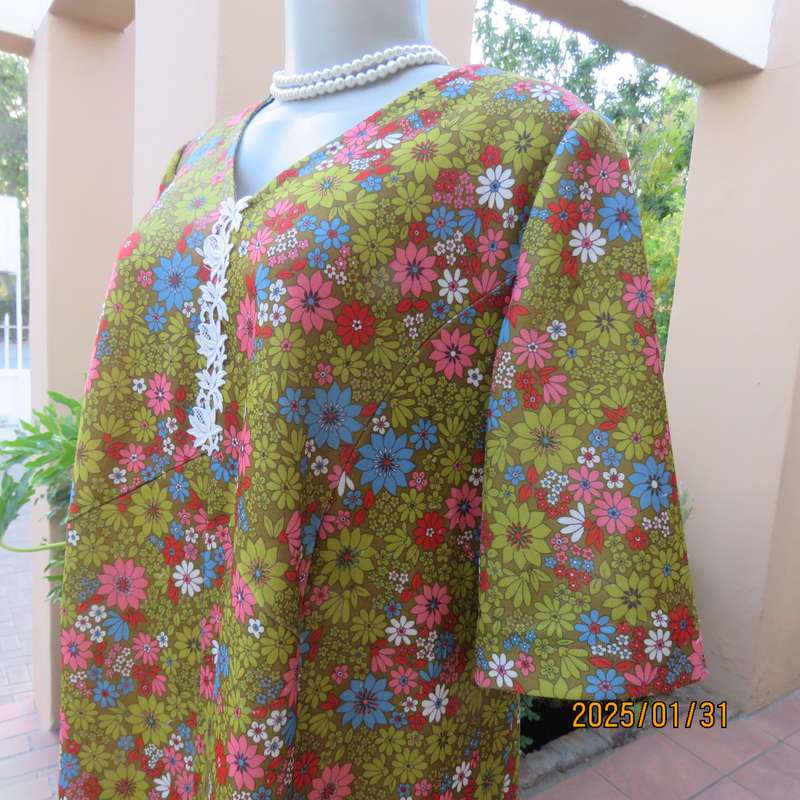Vintage owner made cheerful floral shift dress in crimplene. Size 42. V neck. Very good cond.
