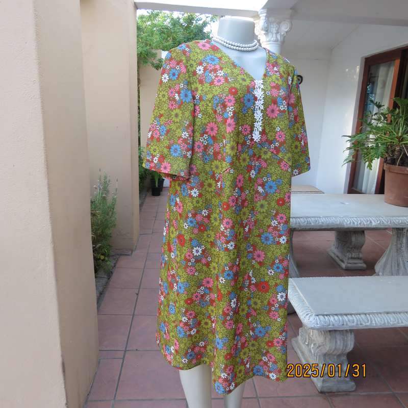 Vintage owner made cheerful floral shift dress in crimplene. Size 42. V neck. Very good cond.