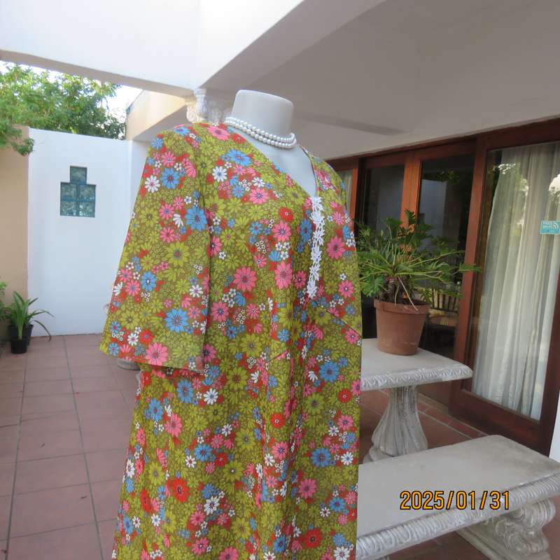 Vintage owner made cheerful floral shift dress in crimplene. Size 42. V neck. Very good cond.
