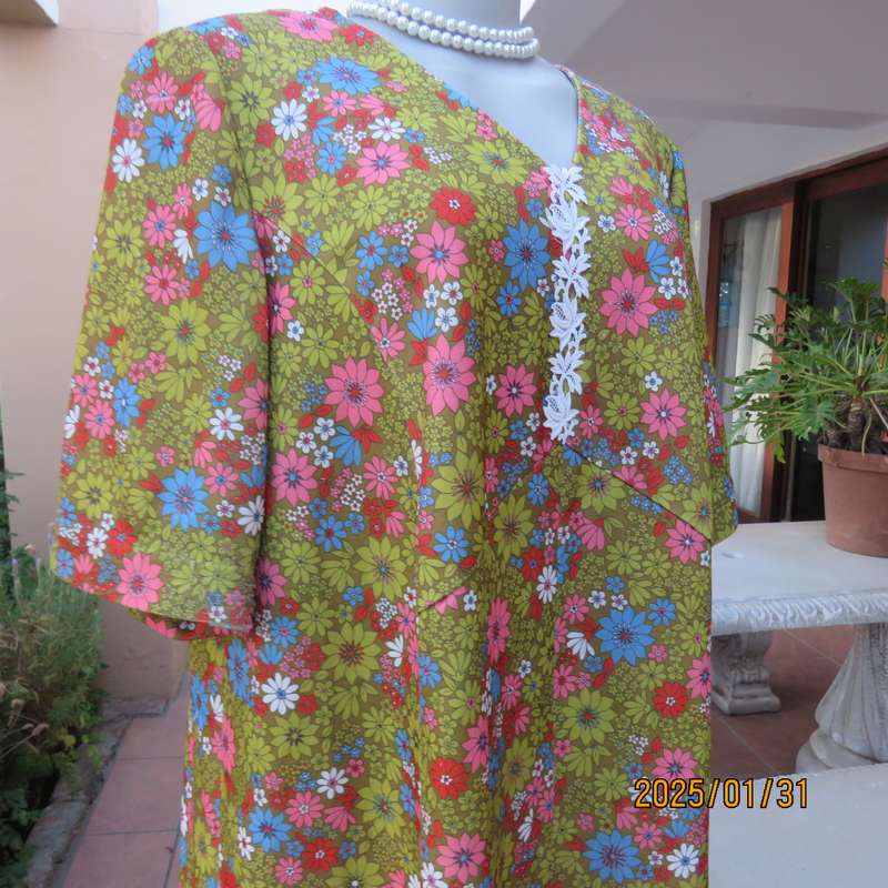 Vintage owner made cheerful floral shift dress in crimplene. Size 42. V neck. Very good cond.