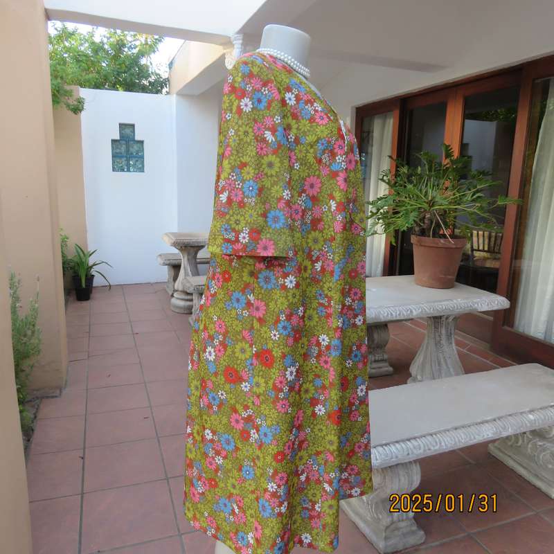 Vintage owner made cheerful floral shift dress in crimplene. Size 42. V neck. Very good cond.
