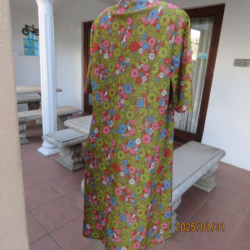 Vintage owner made cheerful floral shift dress in crimplene. Size 42. V neck. Very good cond.