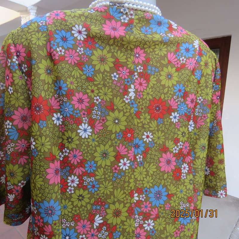 Vintage owner made cheerful floral shift dress in crimplene. Size 42. V neck. Very good cond.
