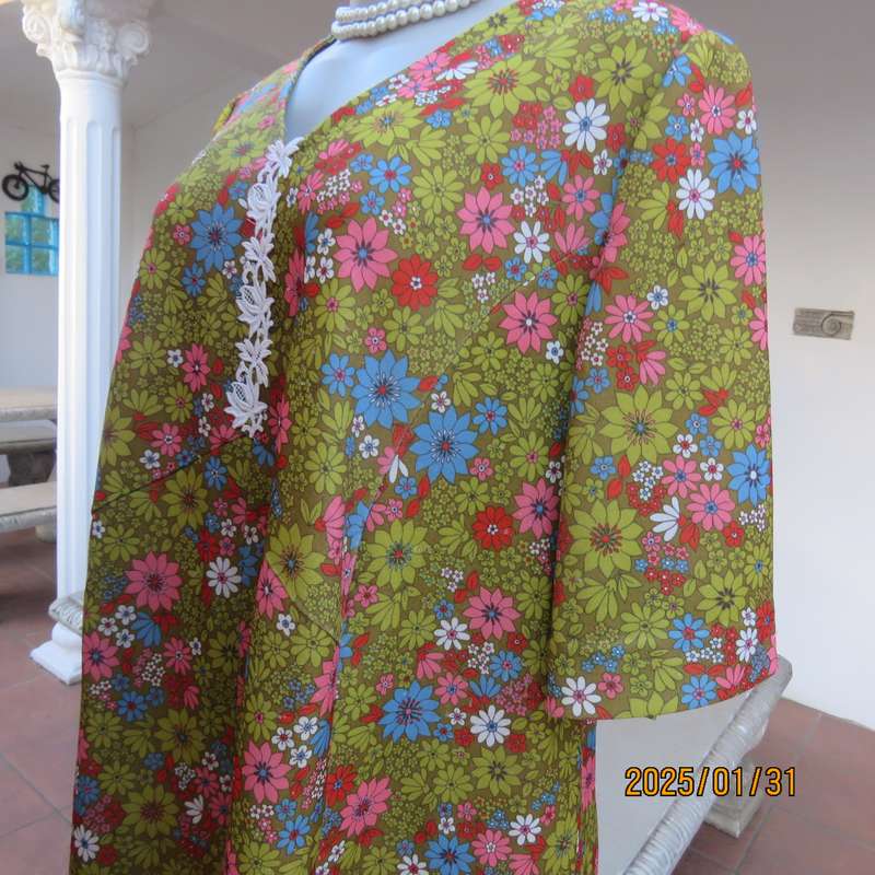 Vintage owner made cheerful floral shift dress in crimplene. Size 42. V neck. Very good cond.