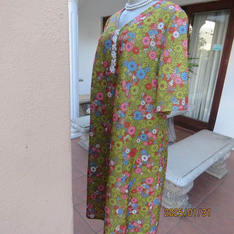 Vintage owner made cheerful floral shift dress in crimplene. Size 42. V neck. Very good cond.