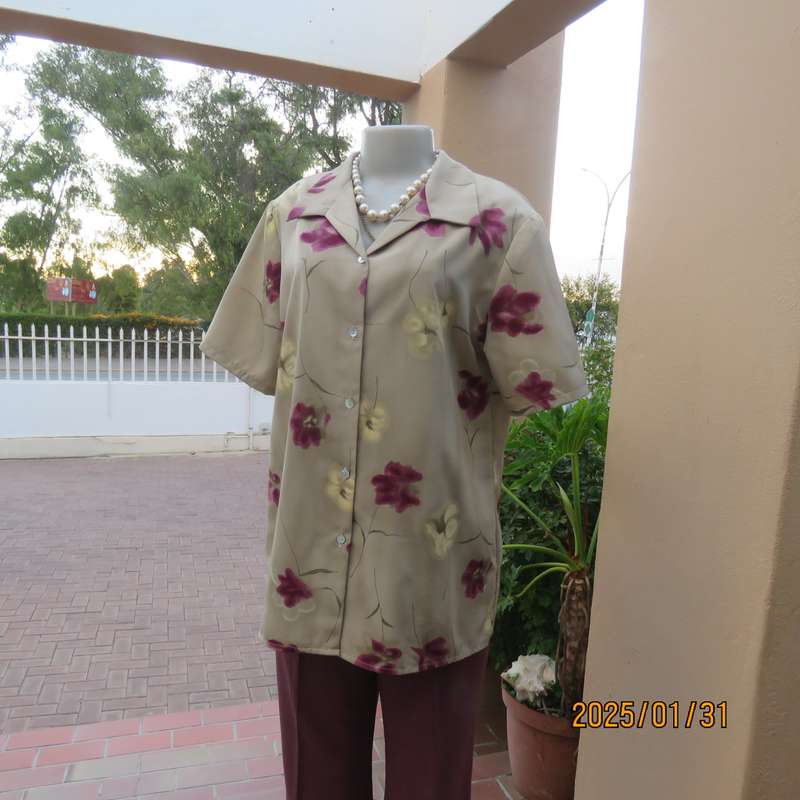 Tastefully printed TRICKWEAR ecru top with mulberry flowers.Polyester.Size 38. Short sleeves. As new