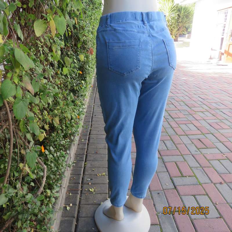 REAL DENIM blue pull one jeggings size 36 with skinny legs and back pockets.