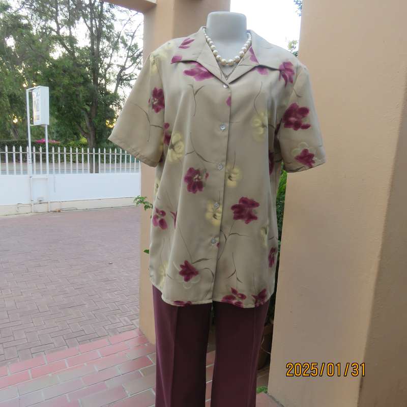 Tastefully printed TRICKWEAR ecru top with mulberry flowers.Polyester.Size 38. Short sleeves. As new
