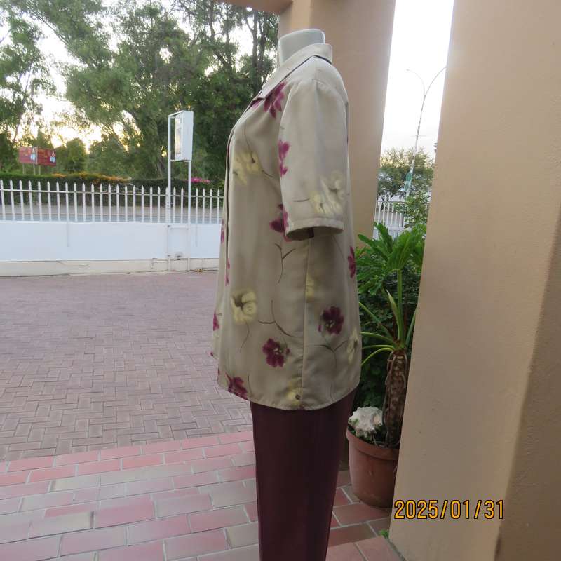 Tastefully printed TRICKWEAR ecru top with mulberry flowers.Polyester.Size 38. Short sleeves. As new