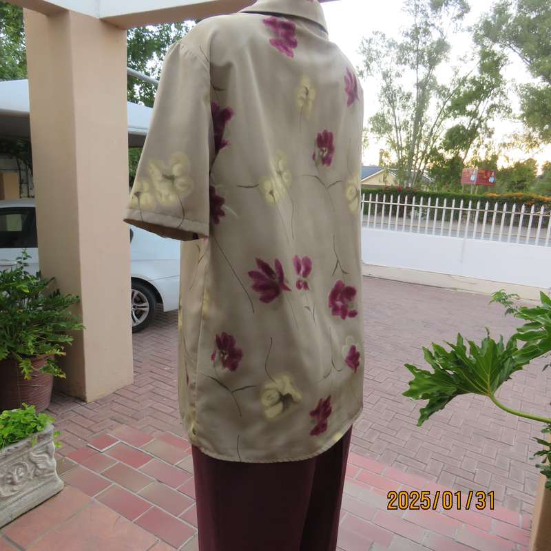 Tastefully printed TRICKWEAR ecru top with mulberry flowers.Polyester.Size 38. Short sleeves. As new
